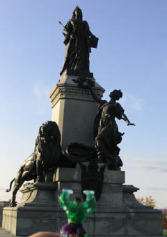 queen victoria statue bronze